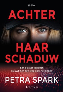 Achter haar schaduw - Petra Spark