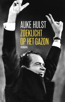 Zoeklicht op het gazon - Auke Hulst